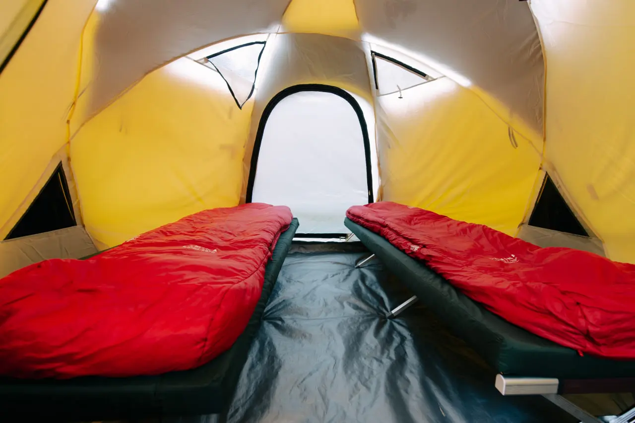 All'interno delle tende premium walk-in di Altezza Travel