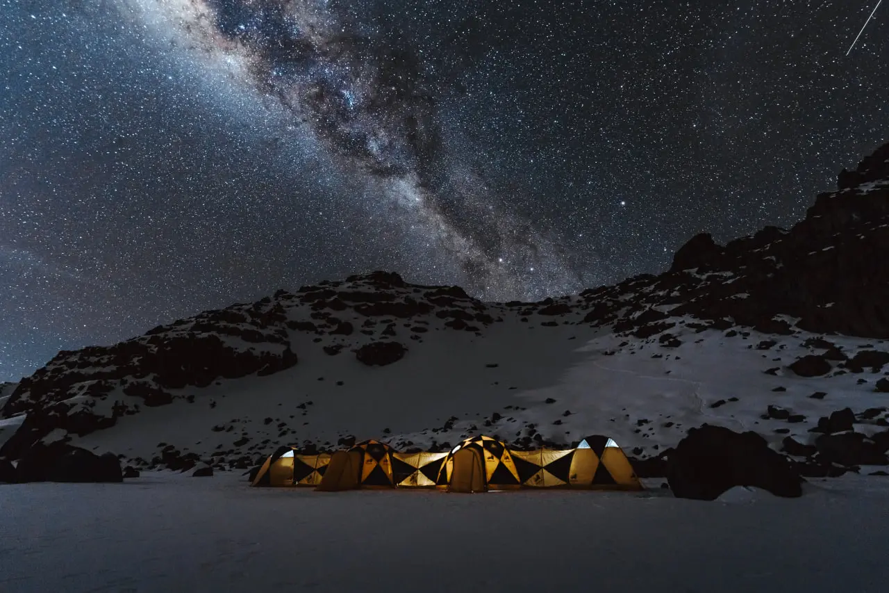 Tenda premium walk-in di Altezza Travel nel cratere del Kilimangiaro
