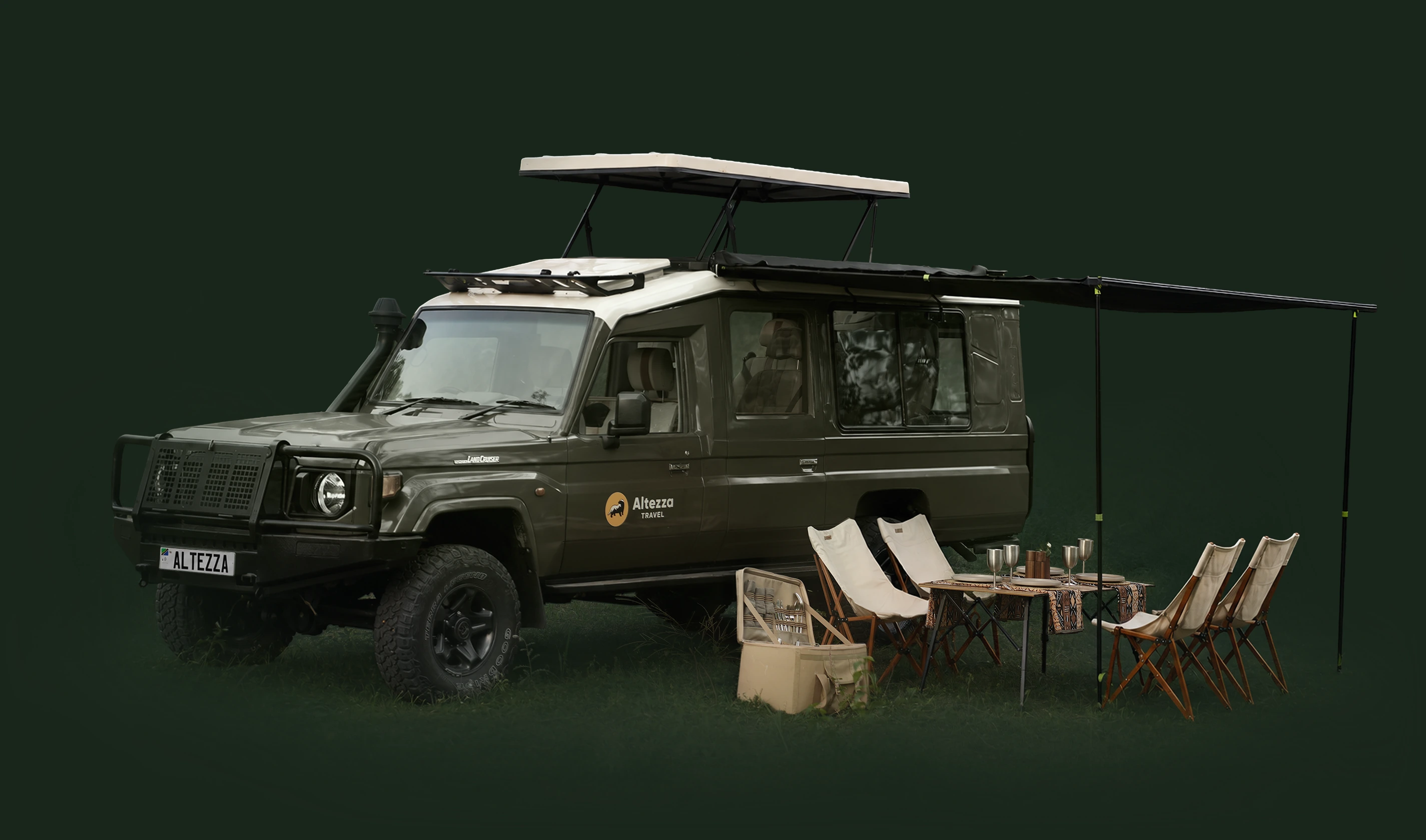 Veicolo safari con tendalino, tavolo da pranzo, sedie e set da picnic allestiti per il pranzo nel bush