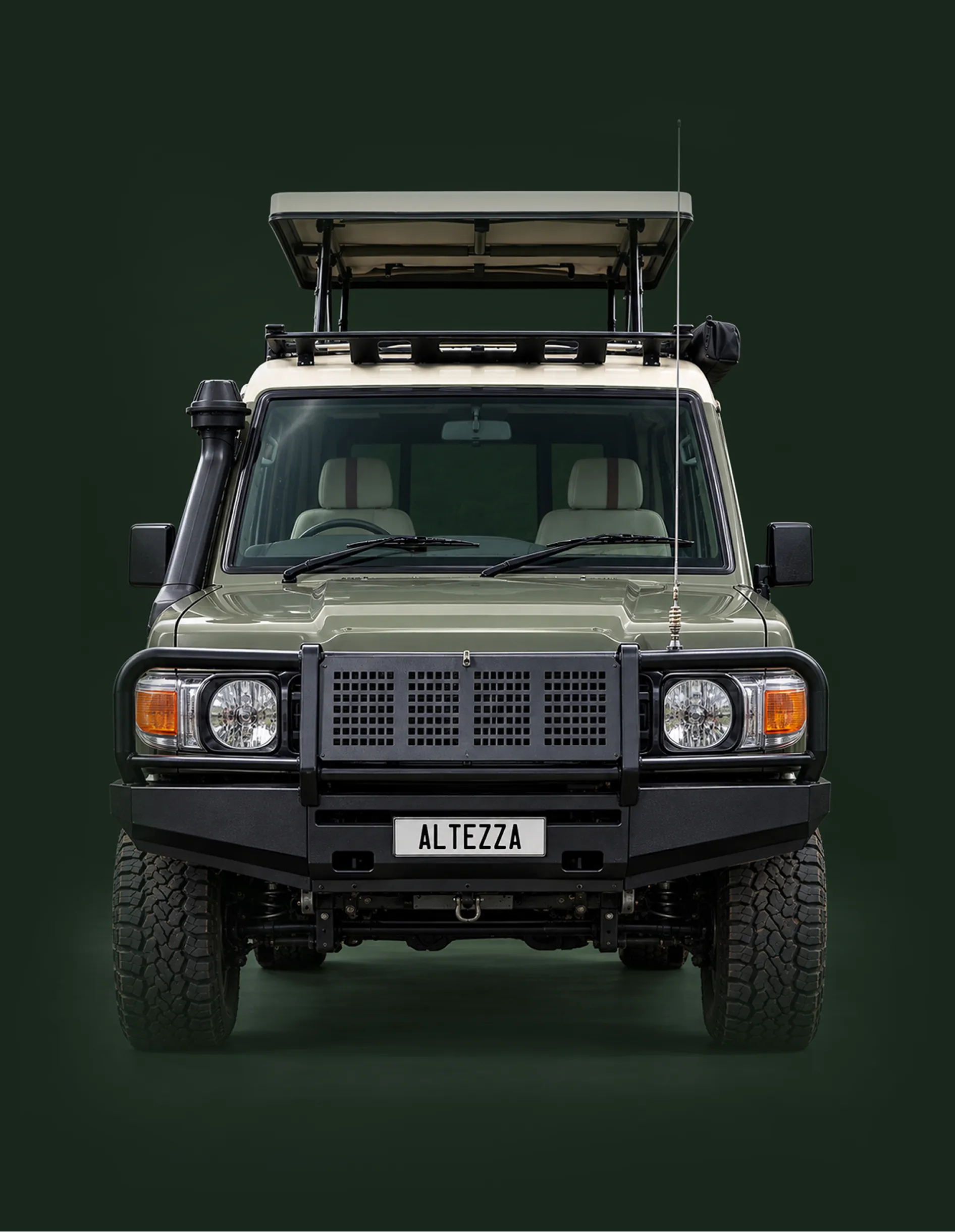 Vista frontale di un Land Cruiser safari Altezza con tetto rialzato